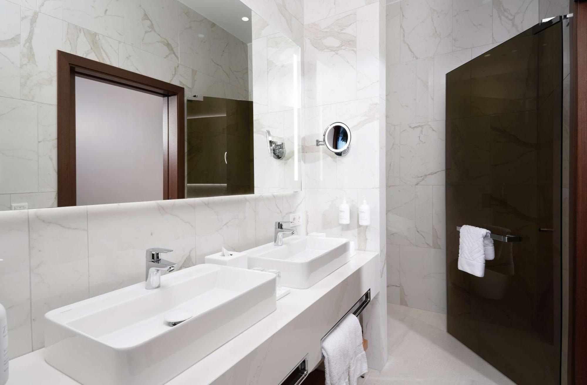 Iceland Parliament Hotel, Curio Collection By Hilton Reykjavik Bagian luar foto
