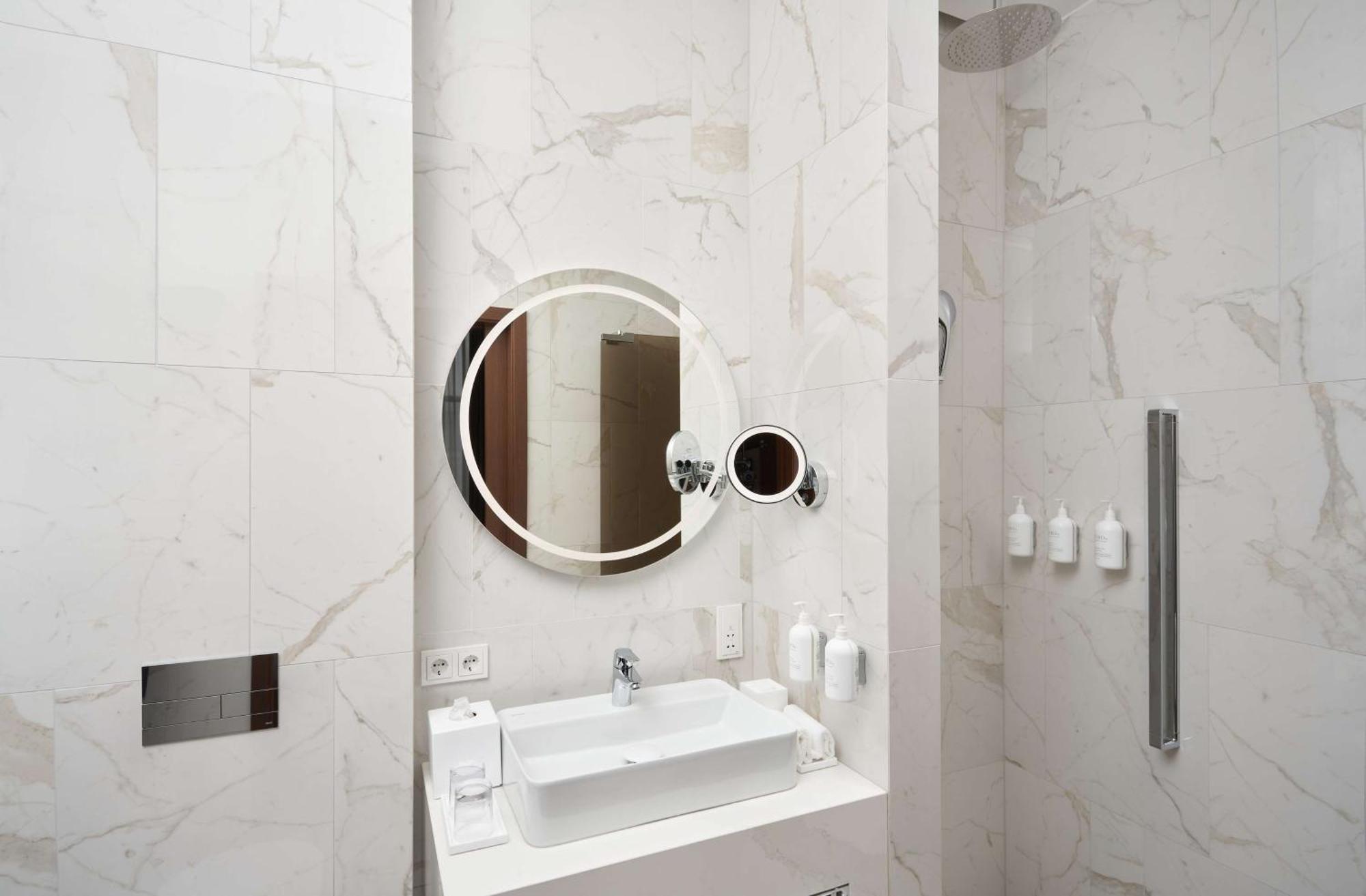 Iceland Parliament Hotel, Curio Collection By Hilton Reykjavik Bagian luar foto